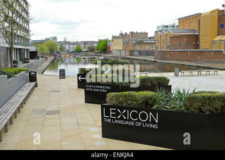 City Road Basin liegt zwischen dem neuen Lexicon Luxus-Apartment Gebäude und Canaletto Wohnungen in London EC1 UK KATHY DEWITT Stockfoto