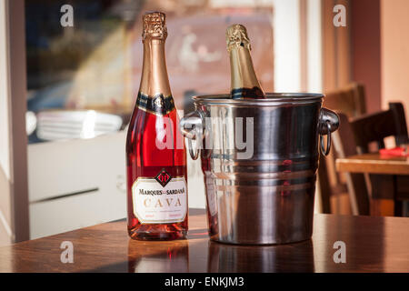 Flaschen Sekt und einem Eiskübel auf einen Tisch im restaurant Stockfoto