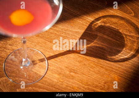 Cocktail Drink auf einen hölzernen Stab Stockfoto