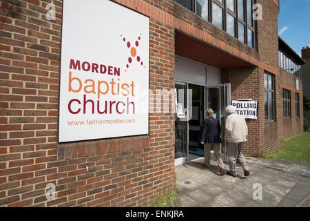 Wimbledon Wahlkreis, SW-London, UK. 7. Mai 2015. Wähler geben Sie einem Wahllokal in Morden an den allgemeinen Wahlen. Wimbledon-Wahlkreis ist seit 2005 durch konservative MP Stephen Hammond in das House Of Commons vertreten. Bildnachweis: Malcolm Park Leitartikel/Alamy Live-Nachrichten Stockfoto