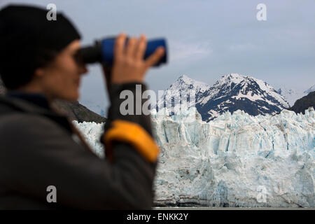 Mannschaft mit dem Fernglas auf Kreuzfahrt Schiff Safari Endeavour am Mount Fairweather und Margerie Gletscher im Glacier Bay National Park Stockfoto