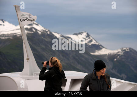 Besatzung und die Passagiere mit einem Fernglas auf Kreuzfahrt Schiff Safari Endeavour am Margerie Gletscher und Mount Fairweather im Glacier-Bay Stockfoto