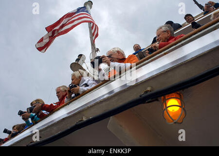 Amerikanische Flagge winken in Safari Endeavour. Passagiere, Touristen. Alaska USA. Icy Strait. Glacier Bay National Park and Preserve. Stockfoto