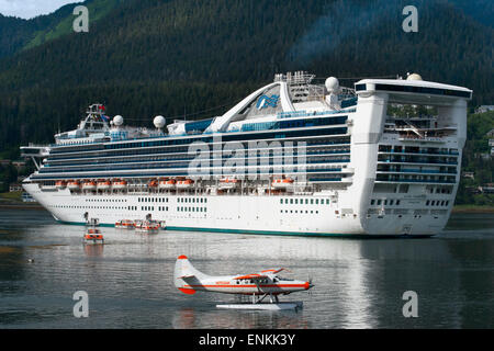 Star Princess angedockt am South Franklin Dock, Juneau, Alaska. Sightseeing-Wasserflugzeuge geparkt an der Uferpromenade in Juneau dock Stockfoto