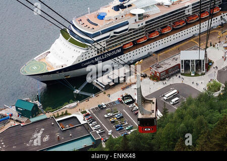 Juneau, Innenstadt. Alaska. USA. Celebrity Millennium Kreuzfahrtschiff angedockt zwischen schneebedeckten Bergen und der Mount Roberts Stockfoto