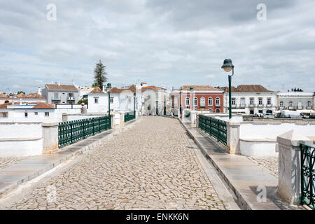 TAVIRA, PORTUGAL-APRIL17, 2015: Blick auf den alten Häusern und Brücke der alten Stadt Tavira im Süden Portugals am 17 April 201 Stockfoto