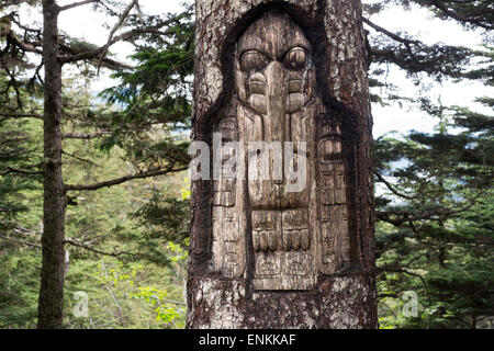 Zeichen, der Rabe Clan Territorium, Baum, schnitzen, Tlingit Indianer, Juneau, südöstlichen Alaska. Mount Roberts. Wandern von der Mt-Rob Stockfoto