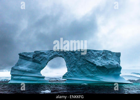 Großen Eisberg und stimmungsvoller Himmel Portal Point antarktischen Halbinsel Antarktis Stockfoto