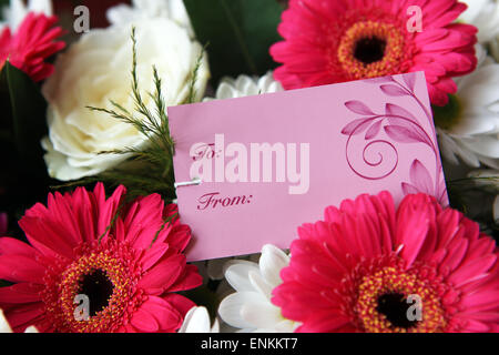 Von und nach Karte in einen Blumenstrauß Stockfoto