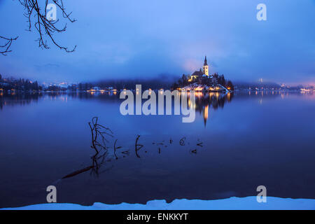 Nebligen Dämmerung im Bleder See in Slowenien Stockfoto