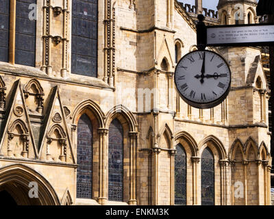 Rotary Club Uhr auf Münster-Tor mit dem Münster hinter York Yorkshire England Stockfoto