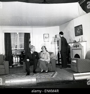 Geschichtsbild der Amateur Dramatics, drei Schauspielern auf der Bühne in einem Theaterstück der 1950er Jahre, Stockfoto