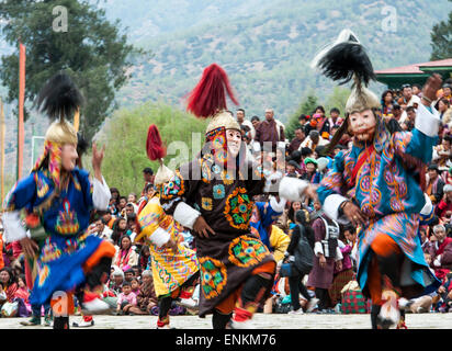 Tänzerinnen auf religiöses Fest Paro Bhutan