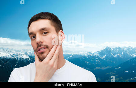 schöne ruhige Mann sein Gesicht berühren Stockfoto