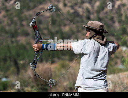 Archer üben Bogenschießen (Volkssport) auf dem Land Bhutan Stockfoto