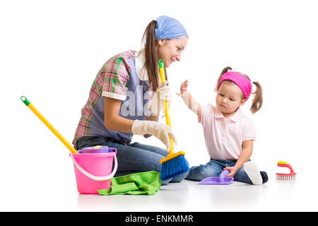 süße Mutter lehrt Tochter Kind Reinigung Zimmer Stockfoto