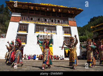 Tanz der sechzehn Feen auf religiöses Fest Paro Bhutan Stockfoto