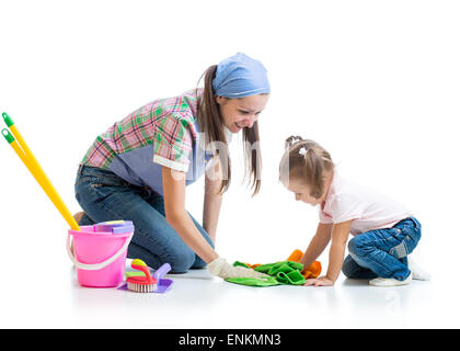 süße junge Mutter lehrt Tochter Kind Reinigung Zimmer Stockfoto