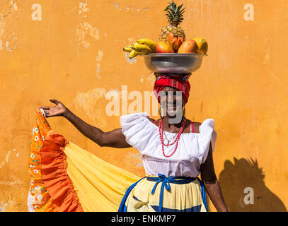 Porträt des traditionellen Obst-Verkäufer von Palenque (Palenquera) Cartagena de Indias Kolumbien, Südamerika Stockfoto