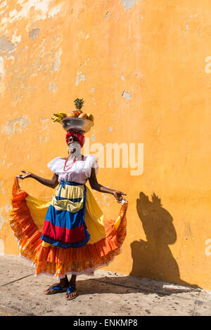 Porträt des traditionellen Obst-Verkäufer von Palenque (Palenquera) Cartagena de Indias Kolumbien, Südamerika Stockfoto