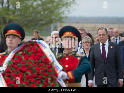 Wolgograd, Russland. 7. Mai 2015. Deutsch ausländische Minster Frank-Walter Steinmeier, legt zusammen mit seinem russischen Amtskollegen Sergey Lavrov (R), einen Kranz in der deutschen und russischen Krieg Friedhof Rossoshka in der Nähe von Wolgograd, Russland, 7. Mai 2015. Die Politiker sind zum Gedenken an den 70. Jahrestag des Endes des zweiten Weltkriegs in Europa in ehemals Stalingrad. Foto: SOEREN STACHE/Dpa/Alamy Live News Stockfoto