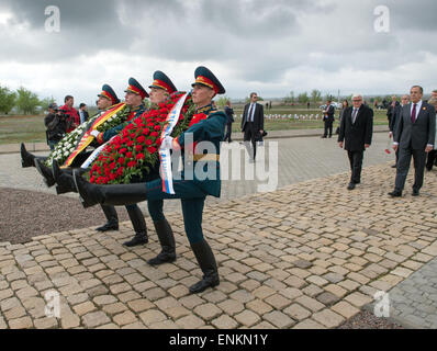 Wolgograd, Russland. 7. Mai 2015. Deutsch ausländische Minster Frank-Walter Steinmeier, legt zusammen mit seinem russischen Amtskollegen Sergey Lavrov (R), einen Kranz in der deutschen und russischen Krieg Friedhof Rossoshka in der Nähe von Wolgograd, Russland, 7. Mai 2015. Die Politiker sind zum Gedenken an den 70. Jahrestag des Endes des zweiten Weltkriegs in Europa in ehemals Stalingrad. Foto: SOEREN STACHE/Dpa/Alamy Live News Stockfoto