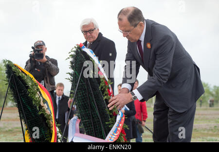 Wolgograd, Russland. 7. Mai 2015. Deutsch ausländische Minster Frank-Walter Steinmeier, legt zusammen mit seinem russischen Amtskollegen Sergey Lavrov (R), einen Kranz in der deutschen und russischen Krieg Friedhof Rossoshka in der Nähe von Wolgograd, Russland, 7. Mai 2015. Die Politiker sind zum Gedenken an den 70. Jahrestag des Endes des zweiten Weltkriegs in Europa in ehemals Stalingrad. Foto: SOEREN STACHE/Dpa/Alamy Live News Stockfoto