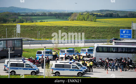 Breitenau, Deutschland. 7. Mai 2015. Mitglieder und Sympathisanten der russischen Motorrad-Club "Night Wolves" Stand zwischen markierten Polizei-Fahrzeuge auf dem Gelände der deutschen Bundespolizei entlang der Bundesautobahn A17 an der deutsch-tschechischen Grenze bei Breitenau, Deutschland, 7. Mai 2015. Die "Night Wolves" dürften in Torgau, Deutschland, am Donnerstag, 7. Mai. Die Gruppe ist auf einer Tour von Moskau nach Berlin. Sie wollen in der deutschen Hauptstadt auf 9. Mai 2015 - ankommen wenn Russland den Tag des Sieges über Hitler Deutschland beobachtet. Foto: ARNO BURGI/Dpa/Alamy Live-Nachrichten Stockfoto