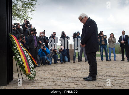 Wolgograd, Russland. 7. Mai 2015. Deutsch ausländische Minster Frank-Walter Steinmeier (vorne), legt zusammen mit seinem russischen Amtskollegen Sergej Lawrow (nicht abgebildet), einen Kranz in der deutschen und russischen Krieg Friedhof Rossoshka in der Nähe von Wolgograd, Russland, 7. Mai 2015. Die Politiker sind zum Gedenken an den 70. Jahrestag des Endes des zweiten Weltkriegs in Europa in ehemals Stalingrad. Foto: SOEREN STACHE/Dpa/Alamy Live News Stockfoto