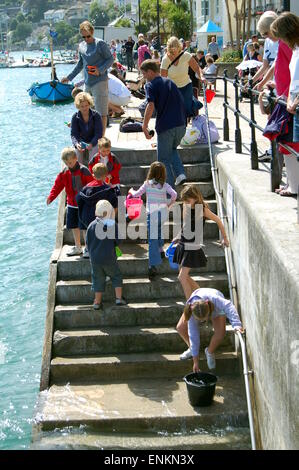 Familien, die versuchen, Krebse fangen auf konkrete Schritte in Dartmouth, Devon. Stockfoto