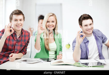 Studenten mit Tablet-Pcs zeigen ok Sign. Stockfoto