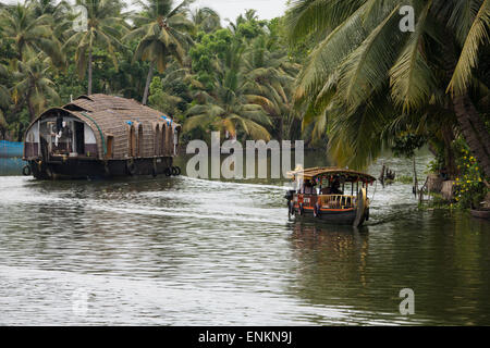 Indien, Kerala, Alleppey. Rückstau Kanäle von Kerala im Bereich des Kumarakom, bekannt als das "Venedig des Ostens". Hausboote. Stockfoto