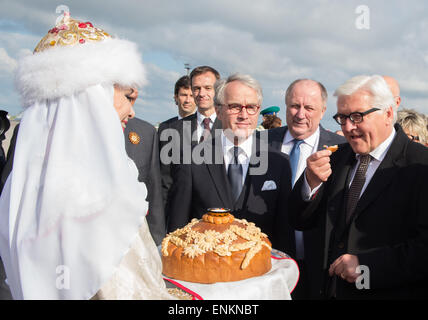 Wolgograd, Russland. 7. Mai 2015. Deutsch Foreign Minister Frank-Walter Steinmeier (SPD, R) kommt am Flughafen in Wolgograd, Russland, 7. Mai 2015. Steinmeier und sein russischer Amtskollege Sergej Lawrow (nicht im Bild) Gedenken zum 70. Jahrestag des Endes des zweiten Weltkriegs in Europa in ehemals Stalingrad. Foto: SOEREN STACHE/Dpa/Alamy Live News Stockfoto