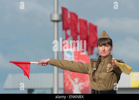 Wolgograd, Russland. 7. Mai 2015. Eine russische Armee Offiziere Signale Verkehrsaufkommen auf dem Flughafen in Wolgograd, Russland, 7. Mai 2015. Deutsch Foreign Minister Frank-Walter Steinmeier und sein russischer Amtskollege Sergej Lawrow Gedenken zum 70. Jahrestag des Endes des zweiten Weltkriegs in Europa in ehemals Stalingrad. Foto: SOEREN STACHE/Dpa/Alamy Live News Stockfoto