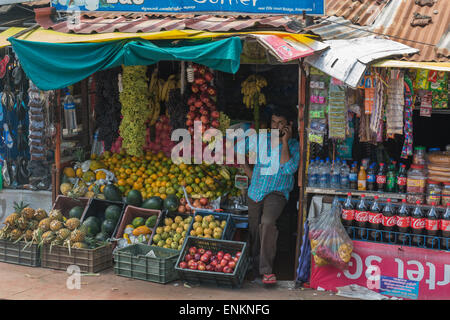 Indien, Hafen Stadt von Cochin. Typische Straßenszene mit Ecke Produkte Lieferanten. Stockfoto