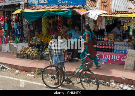 Indien, Hafen Stadt von Cochin. Typische Straßenszene mit Ecke Produkte Lieferanten. Stockfoto