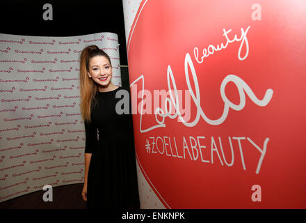 Vloggerin und Internet Persönlichkeit Zoe Suggs aka Zoella trifft Fans bei der Superdrug Stores in Churchill Square in Brighton. Stockfoto