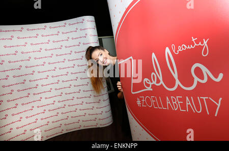 Vloggerin und Internet Persönlichkeit Zoe Suggs aka Zoella trifft Fans bei der Superdrug Stores in Churchill Square in Brighton. Stockfoto