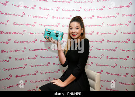 Vloggerin und Internet Persönlichkeit Zoe Suggs aka Zoella trifft Fans bei der Superdrug Stores in Churchill Square in Brighton. Stockfoto