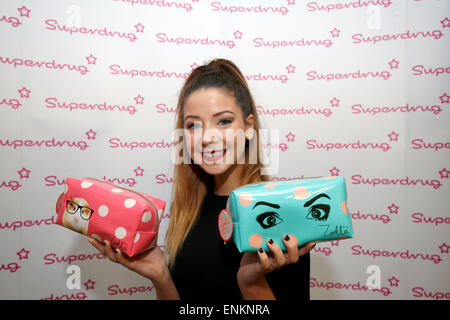 Vloggerin und Internet Persönlichkeit Zoe Suggs aka Zoella trifft Fans bei der Superdrug Stores in Churchill Square in Brighton. Stockfoto