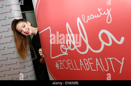 Vloggerin und Internet Persönlichkeit Zoe Suggs aka Zoella trifft Fans bei der Superdrug Stores in Churchill Square in Brighton. Stockfoto