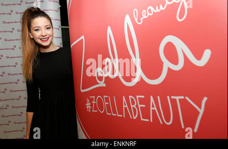 Vloggerin und Internet Persönlichkeit Zoe Suggs aka Zoella trifft Fans bei der Superdrug Stores in Churchill Square in Brighton. Stockfoto