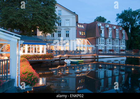 Hotel Bergström, Daemmerung, Alter Hafen, Lüneburg, Niedersachsen, Deutschland |  Hotel Bergström, alten Hafen, Dämmerung, Lüneburg, Stockfoto