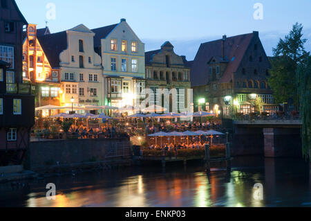 Terrassenrestaurants, Daemmerung, Alter Hafen, Lüneburg, Niedersachsen, Deutschland |  Restaurants, Alter Hafen, Dämmerung, Lüneburg, Stockfoto