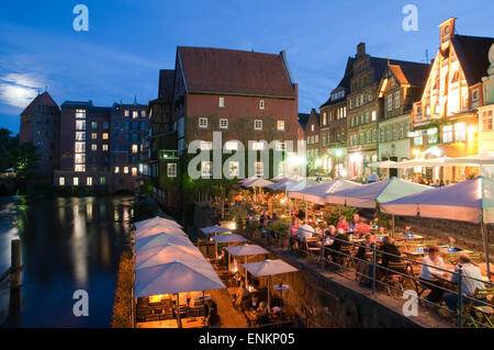 Terrassenrestaurants, Daemmerung, Alter Hafen, Lüneburg, Niedersachsen, Deutschland |  Restaurants, Alter Hafen, Dämmerung, Lüneburg, Stockfoto