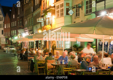 Terrassenrestaurants, Daemmerung, Alter Hafen, Lüneburg, Niedersachsen, Deutschland |  Restaurants, Alter Hafen, Dämmerung, Lüneburg, Stockfoto