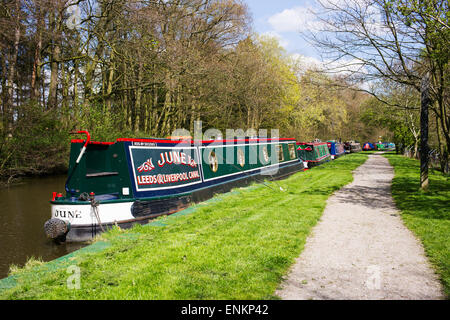 Kanalboote vertäut am Leeds und Liverpool Canal bei Gargrave in den Yorkshire Dales, England Stockfoto