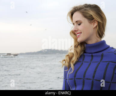 Die schwangere deutsche Schauspielerin Wilma Elles posiert auf dem Bosporus, Istanbul, Türkei, 4. April 2015. Der gebürtige Kölner Schauspielerin ist ein TV-Star in der Türkei. Foto: Lena Klimkeit/dpa Stockfoto