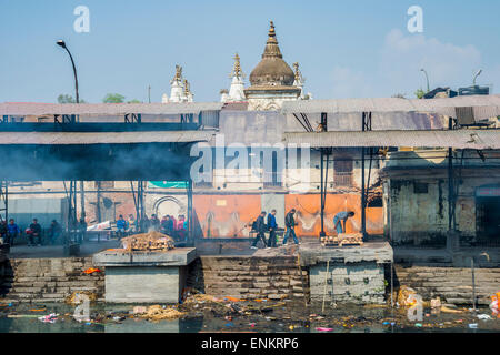 Pashupatinath Tempel in Kathmandu mit Feuerbestattung Ghats an den Ufern des Flusses Bagmati. Stockfoto