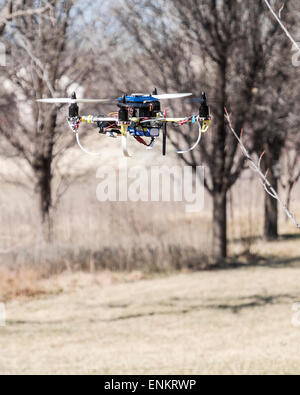 Ein Heim gebaut Do It Yourself Quad Copter Drohne fliegen. Stockfoto